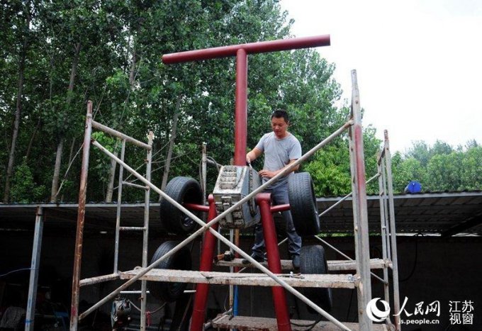 Китайський умілець зібрав трансформера зі старих автозапчастин (10 фото)